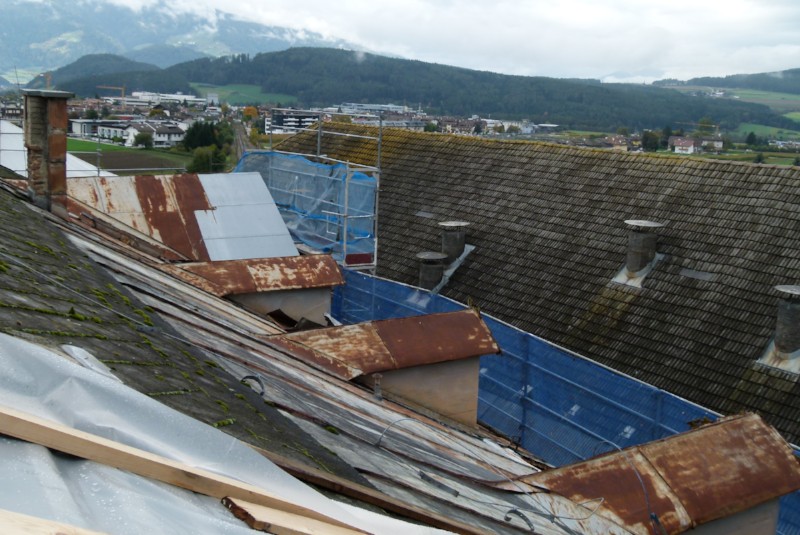 Das alte Dach im Bestand an der Westseite