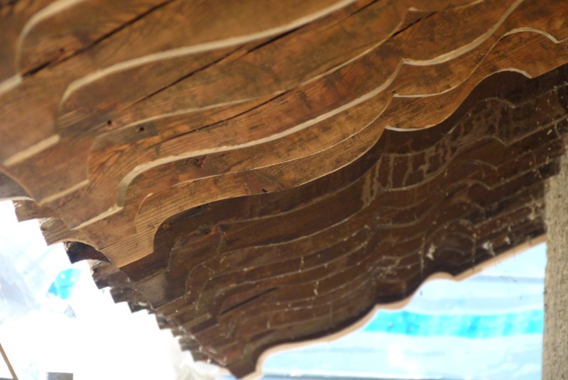 Die Sparren werden vor dem Streichen gründlich geschliffen