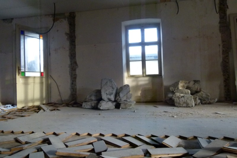 Die größeren Steine werden gesammelt und ins Freie geworfen