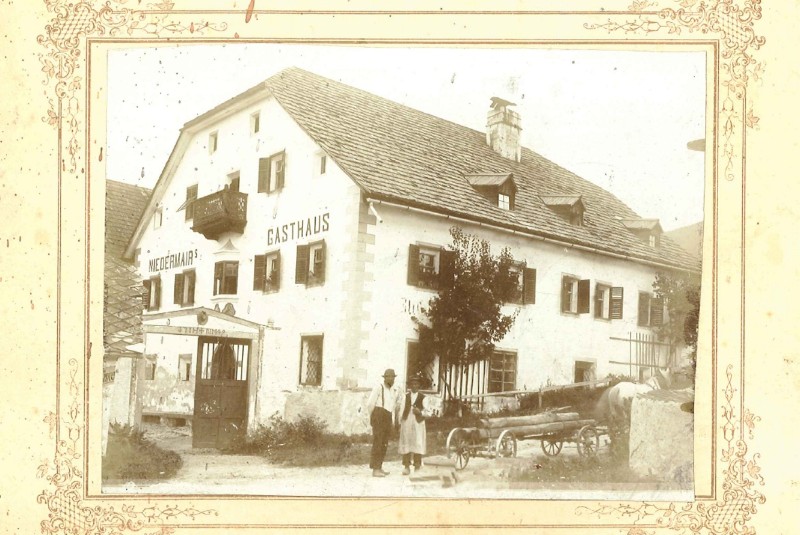 Das Pferd als Arbeitstier – das Einfahrtstor mit dem Datum von 1749