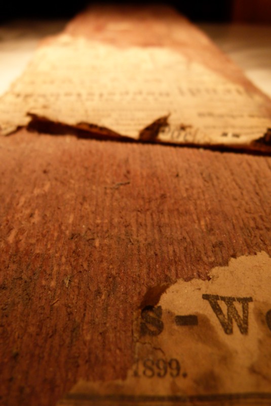 Zeitung alt auf Parkettboden