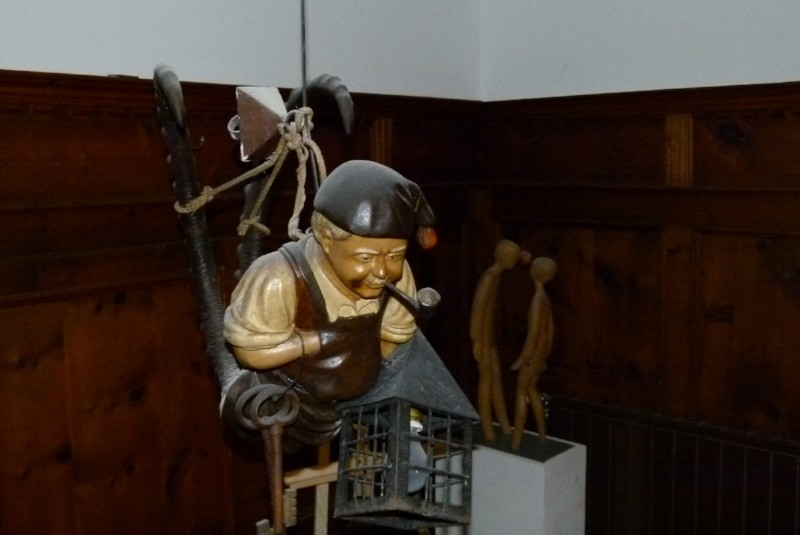 Die Leuchten hängen von der Decke