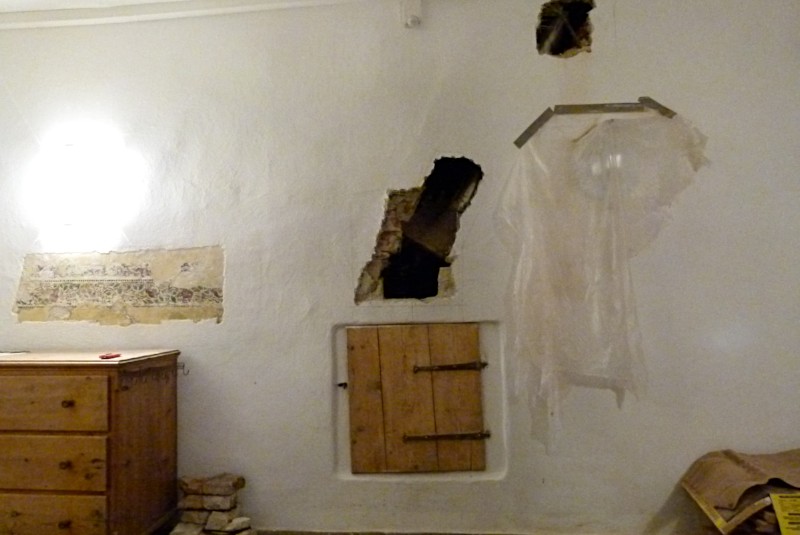 Der Kamin windet sich zum Ofen hin