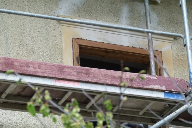 Ein Fensterstock ist geschliffen und frei von Farbe