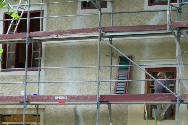 Die Außenfassade ist verputzt und jetzt werden die Farbkombinationen am Bau ausprobiert.