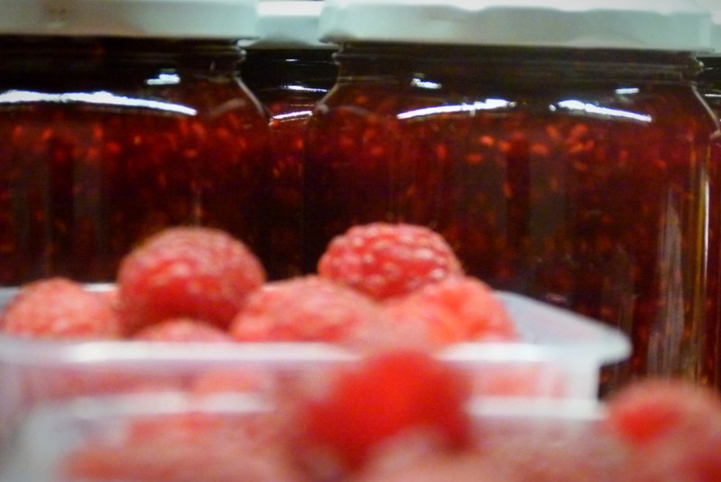 Die ersten Himbeeren haben den Weg ins Glas gefunden