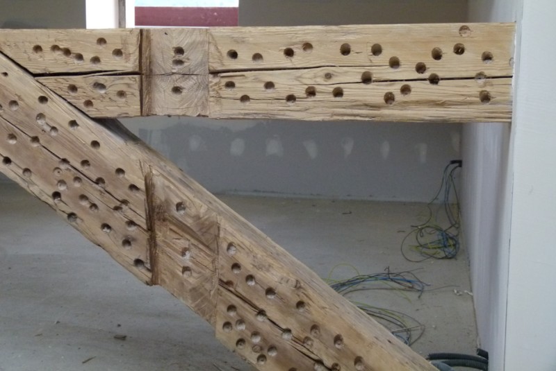 Die Sichtbalken des Daches werden gesäubert