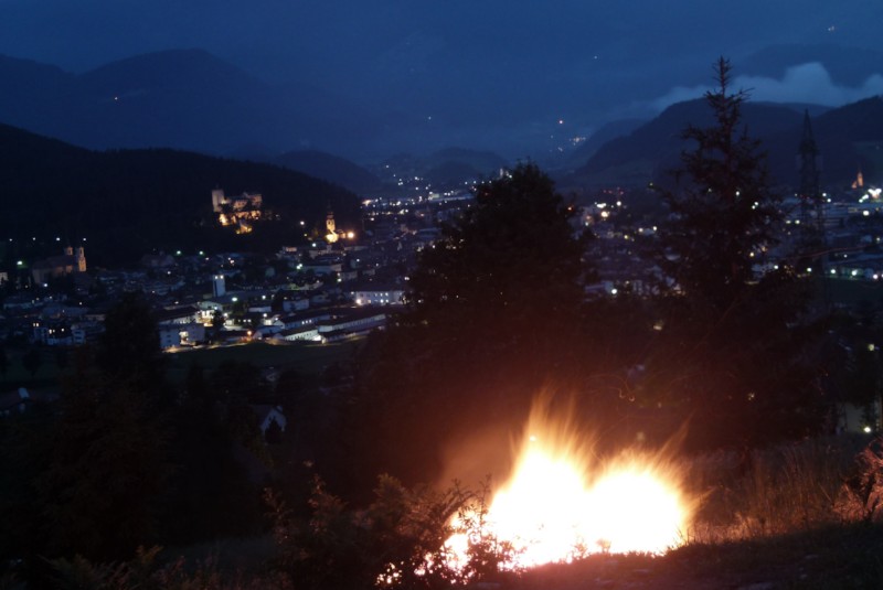 Herz-Jesu-Feuer mit Ausblick auf Bruneck