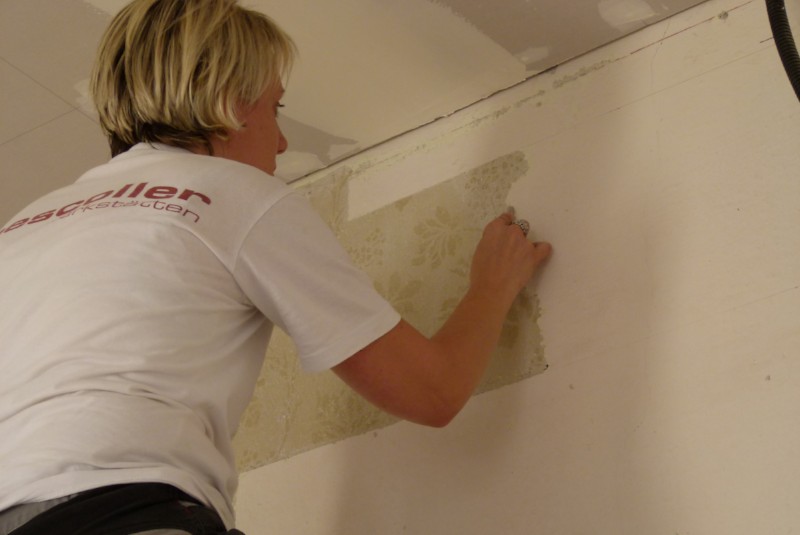 Mit einem kleinen Messer geht es Quadratmillimeter um Quadratmillimeter weiter