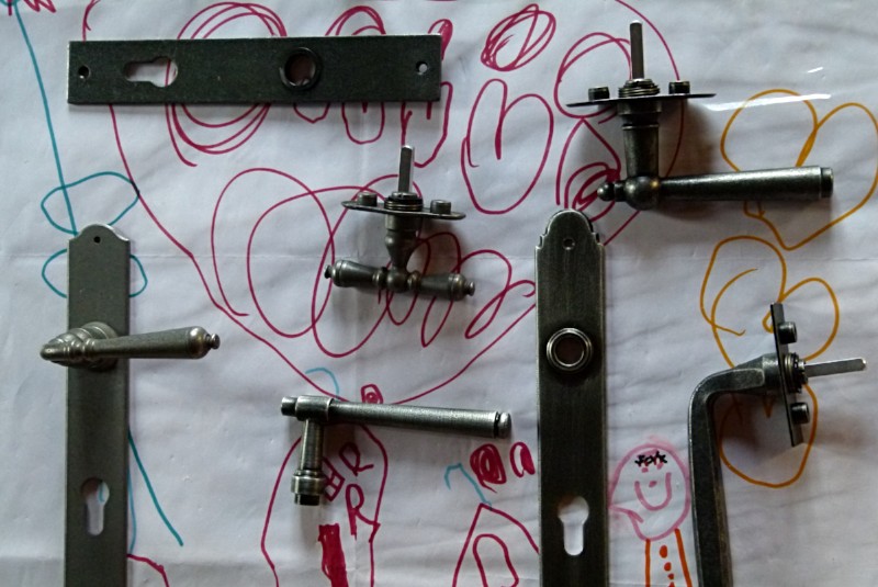 Die Farbe der Tür- und Fenstergriffe wäre entschieden, jetzt noch die Art…