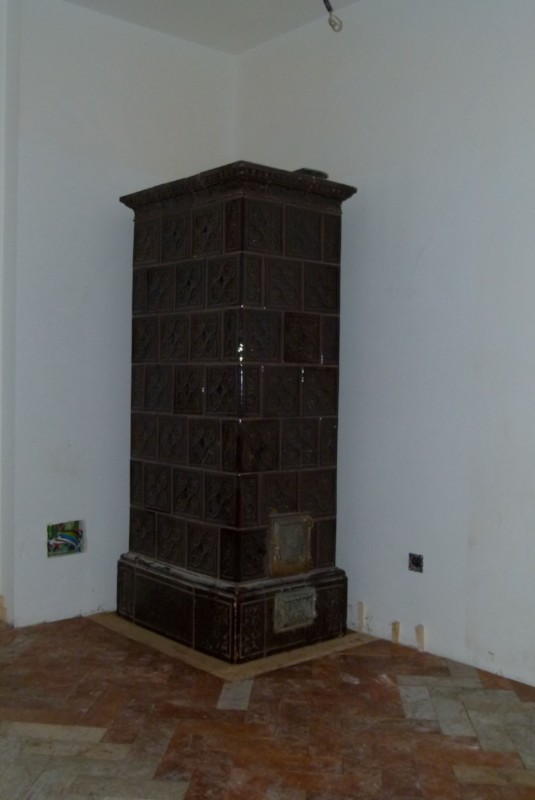 Ein niederer Ofen wird im „Widum“ gesetzt. Und: ja – der alte Boden ist auch schon teilweise drinnen!