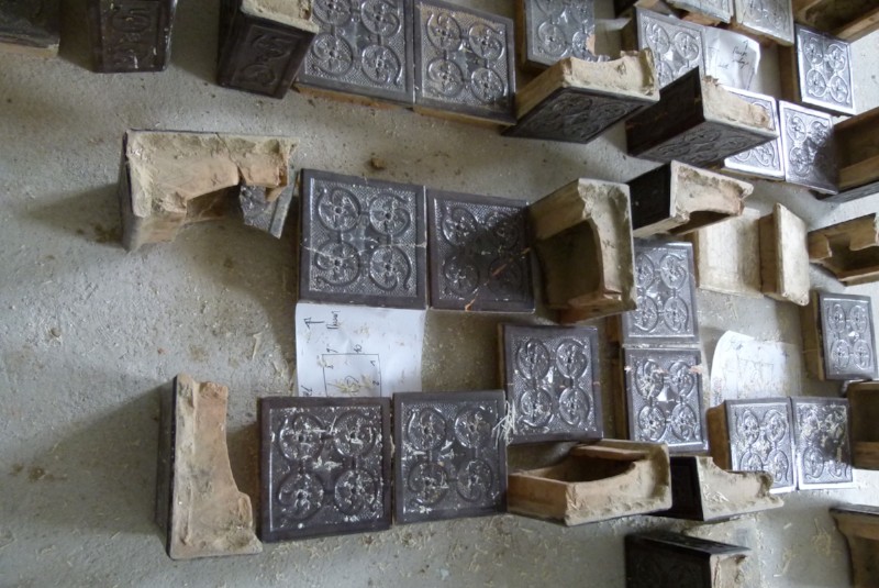 Die Ofenteile stehen zum Wiederaufbau bereit