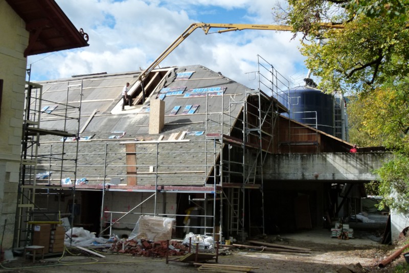 Das Stadeldach wird wieder geöffnet, damit die Decke des Heizraums gegossen werden kann