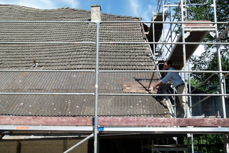 Erste Tests der Dacheindeckung – man beachte den Dachzustand…