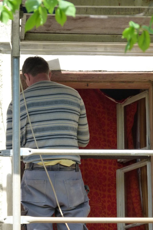 Die Fensterrahmen werden geschliffen