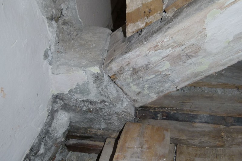 Detail an der Außenmauer mit Steinblock