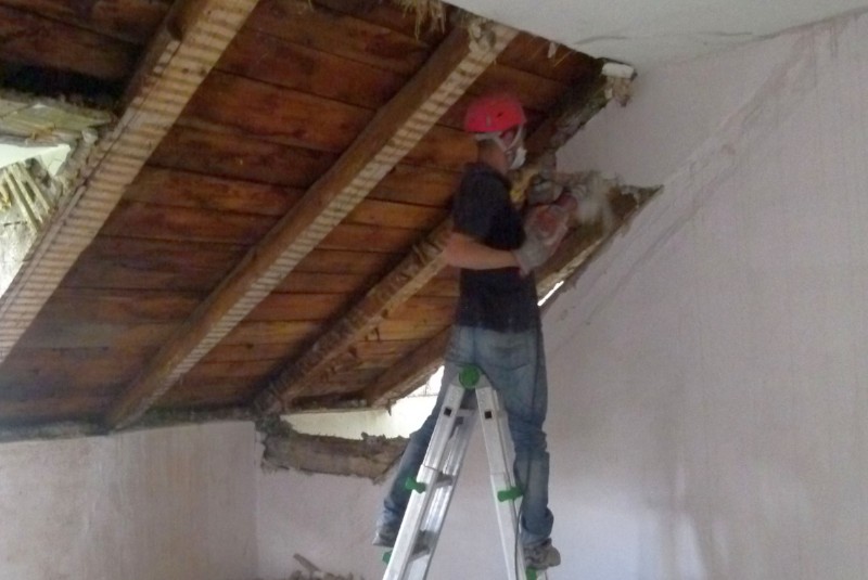 Freilegung des Daches und Abreißen der Mauern