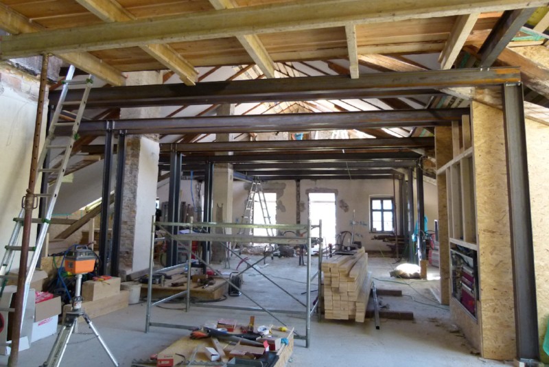 April 2015 – Das Kehlbalkendach wird mit einer Metallkonstruktion unterstützt