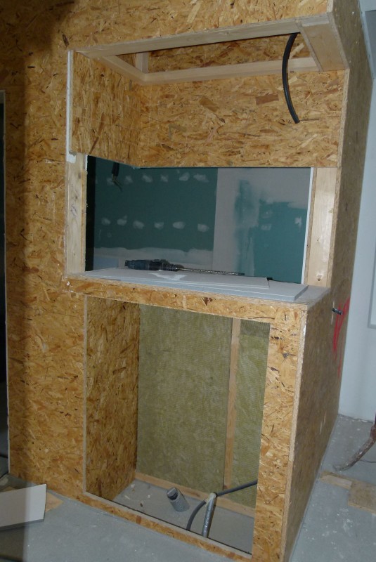 Die ersten Details sind erkennbar, inklusive Abwasserrohr und Frischwasserzufuhr. August 2015