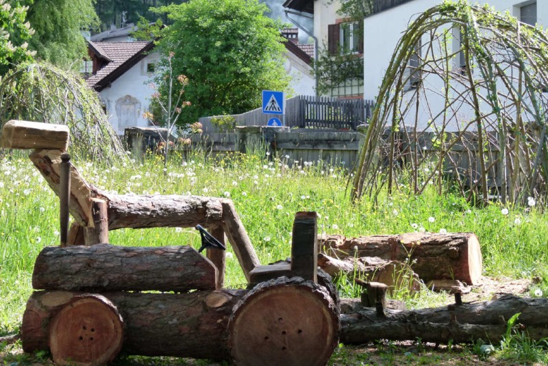 Selbstgemachter Traktor und Pferd (noch ohne Mähne)