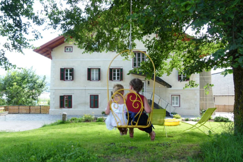 Die gelbe Schaukel am Niedermairhof in Bruneck