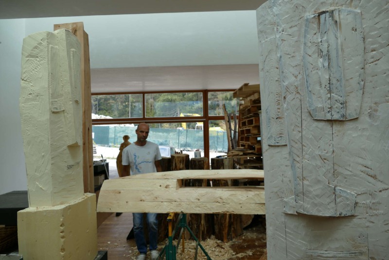 Günther Plattner im Atelier. Erste Versuche mit Schaumstoff, dann mit Holz