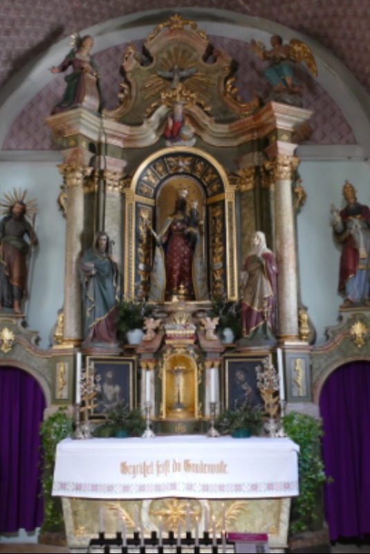Der Altar mit der schwarzen Madonna